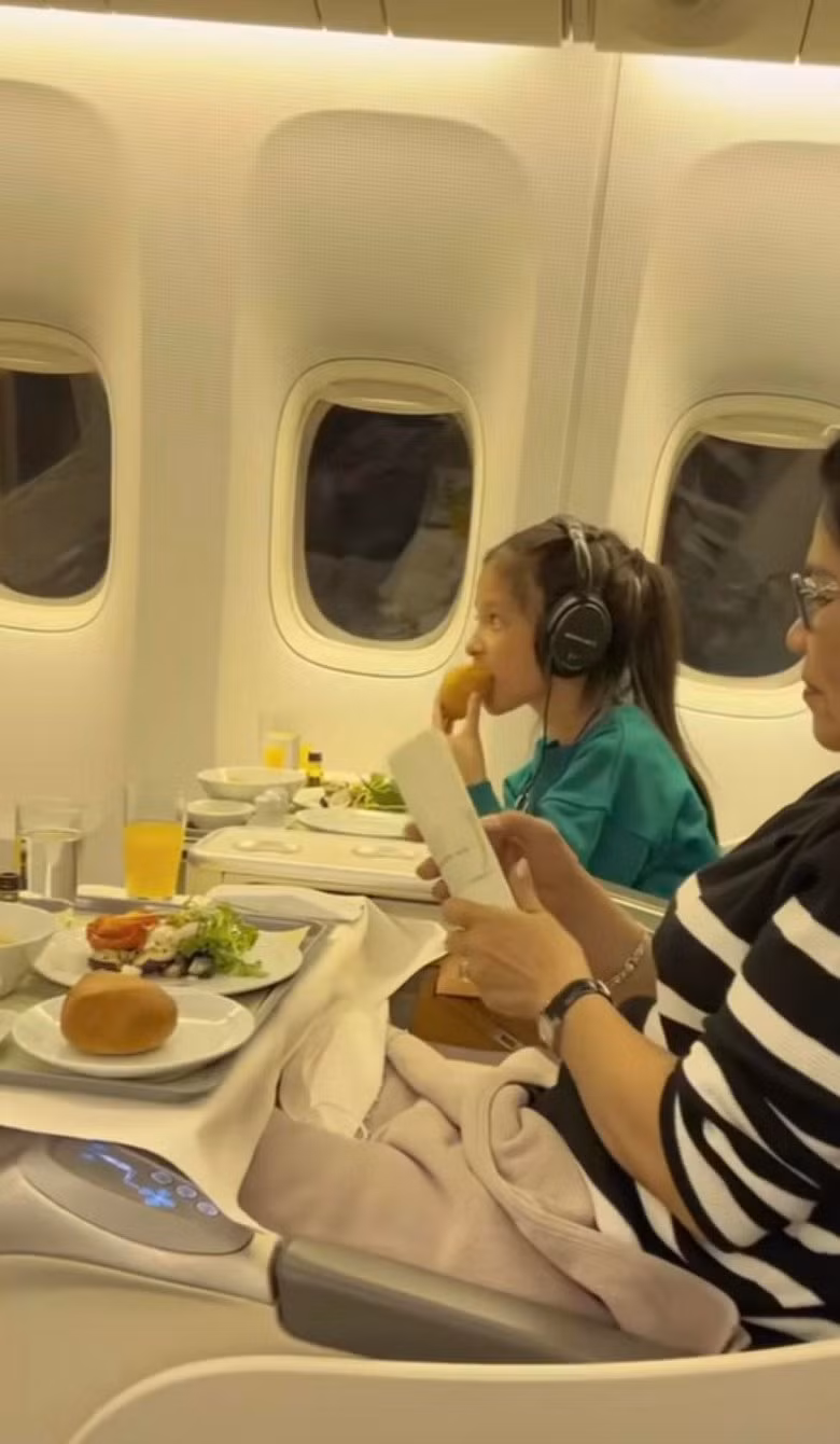 Lý do mà nữ đại gia đưa ra là ghế thương gia đã tốn chi phí đắt đỏ để có sự yên tĩnh và thời gian nghỉ ngơi thoải mái trên máy bay. Trong khi đó, 2 con gái nhỏ còn khá bé tuổi, dễ gây ồn nên Đoàn Di Băng không muốn con mình làm ảnh hưởng đến mọi người tại khoang thương gia.