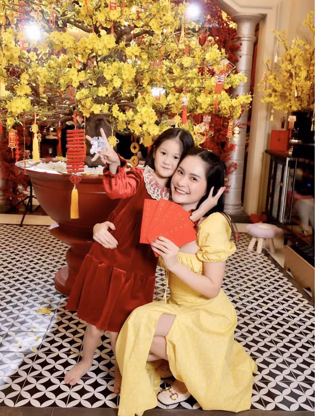 Cô cũng nhấn mạnh việc dạy con thế nào còn tùy vào điều kiện cụ thể của từng gia đình. Riêng điều kiện của Di Băng hiện tại, cô cảm thấy cách dạy con này là đúng và sẽ duy trì trong tương lai.