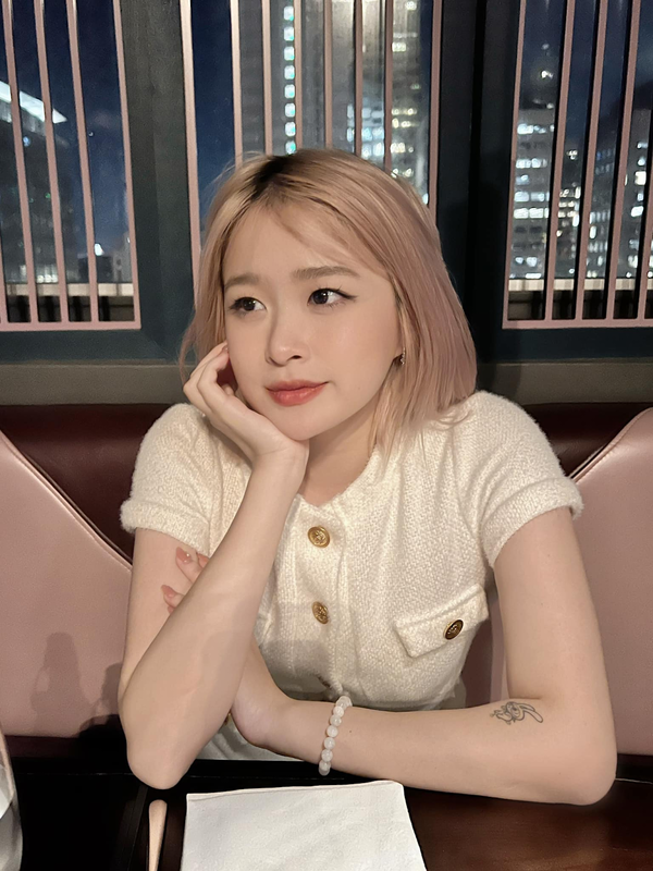 Nổi bật trong hội rich kid 2K là cô gái Nguyễn Châu Anh, thường gọi là Chao, sinh năm 2003. Cô nổi bởi các clip về cuộc sống cá nhân khá sang chảnh trên mạng xã hội TikTok. Cũng như nhiều cậu ấm cô chiêu khác, Chao cũng rất yêu thích các món hàng hiệu.