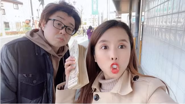 Trước đó, Đức Nhân chia sẻ rằng cô từng mang thai trong thời gian đang đi du lịch Osaka. Thế nhưng niềm hạnh phúc chẳng được bao lâu, vài ngày sau cô đột nhiên đau bụng, sau khi ngủ một giấc dậy thì đứa bé đã không giữ được. Mất con đầu lòng, Đức Nhân đã buồn bã khóc suốt 3 ngày trời.