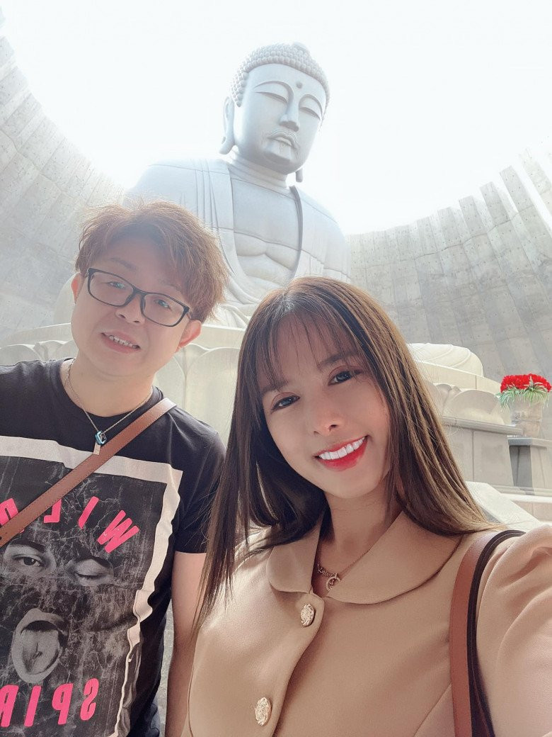 Bà Nhân Vlog cũng tiết lộ bác sĩ chẩn đoán cơ thể cô không còn nhiều trứng. Vì vậy bước đầu tiên, nữ Youtuber phải được tiêm kích trứng trước khi tiến hành những bước tiếp theo.