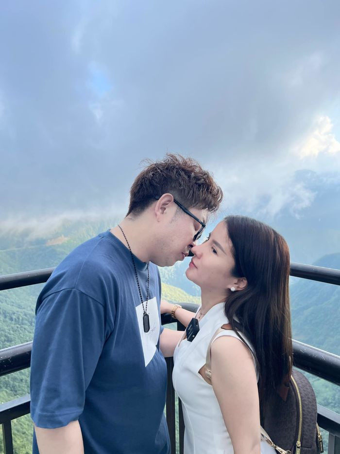 Trước câu hỏi của mọi người về lý do không thụ tinh nhân tạo ở Nhật Bản mà phải về Việt Nam, Bà Nhân Vlog chia sẻ vì ở nước Nhật cô không thể tự đến bệnh viện một mình. Nếu lần nào chồng cũng theo cùng thì sẽ làm ảnh hưởng đến tiến độ công việc, gây khó khăn cho đồng nghiệp.