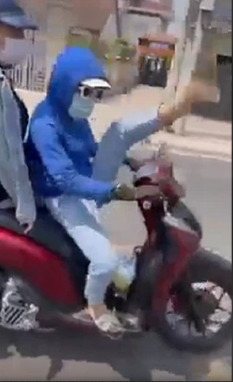 Chưa hết, cô gái này còn tiếp tục đổi kiểu, ngồi lên yên xe rồi gác hẳn 1 chân lên ghi - đông trong khi tay không ngừng vặn ga di chuyển trên đường. Nhiều người đã bày tỏ sự ngán ngẩm đối với hành động thiếu ý thức, coi thường luật giao thông của cô gái này.