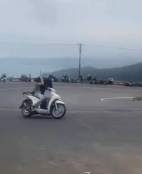 Ngoài ra, còn có thời điểm người chạy xe máy "làm xiếc trên đường" một mình theo hướng từ chân đèo lên đỉnh đèo trong tư thế chân trái đứng trên vị trí để chân bên phải của người ngồi phía sau, chân phải duỗi thẳng theo thân người.