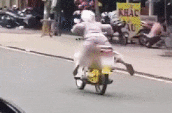 Tương tự hai trường hợp trên, đoạn clip ghi lại cảnh một người phụ nữ lớn tuổi chạy xe máy nhưng đứng hẳn người lên, thậm chí nằm úp người trên yên xe khi đang di chuyển tốc độ cao làm nhiều người ngán ngẩm.