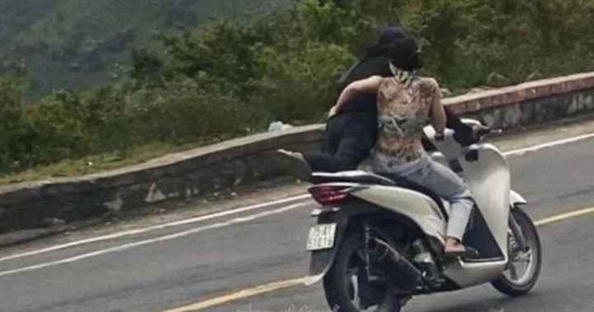Những ngày qua cư dân mạng phẫn nộ cảnh một cặp đôi “diễn xiếc” đổi chỗ cho nhau trên đèo Hải Vân. Theo đoạn clip ghi lại nam thanh niên ngồi phía sau cô gái trên chiếc xe SH biển số Thừa Thiên - Huế chồm người tới phía trước cầm 2 tay lái để điều khiển xe máy.