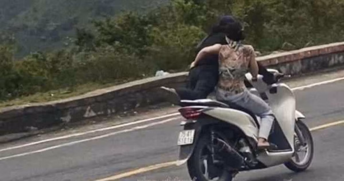 Những ngày qua cư dân mạng phẫn nộ cảnh một cặp đôi “diễn xiếc” đổi chỗ cho nhau trên đèo Hải Vân. Theo đoạn clip ghi lại nam thanh niên ngồi phía sau cô gái trên chiếc xe SH biển số Thừa Thiên - Huế chồm người tới phía trước cầm 2 tay lái để điều khiển xe máy.