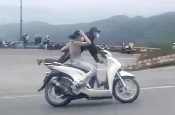 Đáng chú ý, trong clip chân trái của nam thanh niên để ở chỗ gác chân dành cho người ngồi sau, chân phải duỗi dài trên xe.