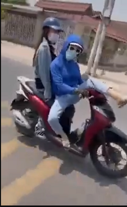 Trước đó mạng xã hội xôn xao về đoạn clip ngắn ghi lại cảnh 1 cô gái đang "biểu diễn xiếc" khi tham gia giao thông.