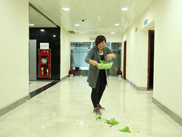 Một trong những công việc bếp núc khiến nhiều người cảm thấy vô cùng thử thách chính là vẩy rau sống. Từ trước đến nay xuất hiện không ít trường hợp vẩy rau cực hài hước.