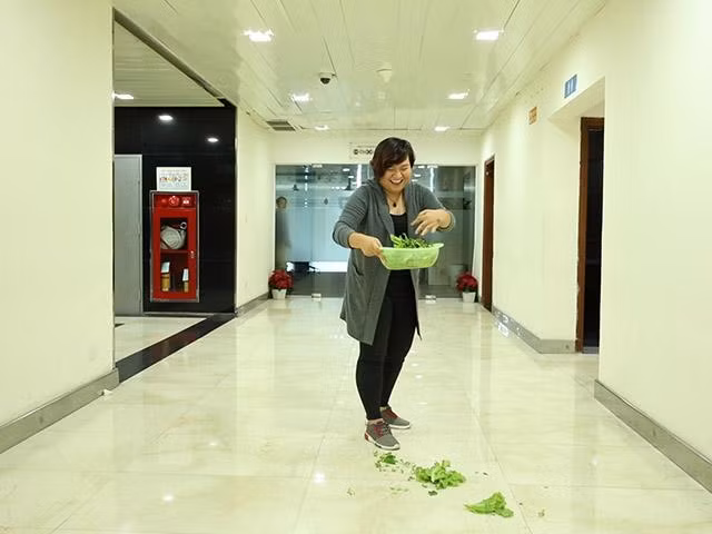 Một trong những công việc bếp núc khiến nhiều người cảm thấy vô cùng thử thách chính là vẩy rau sống. Từ trước đến nay xuất hiện không ít trường hợp vẩy rau cực hài hước.