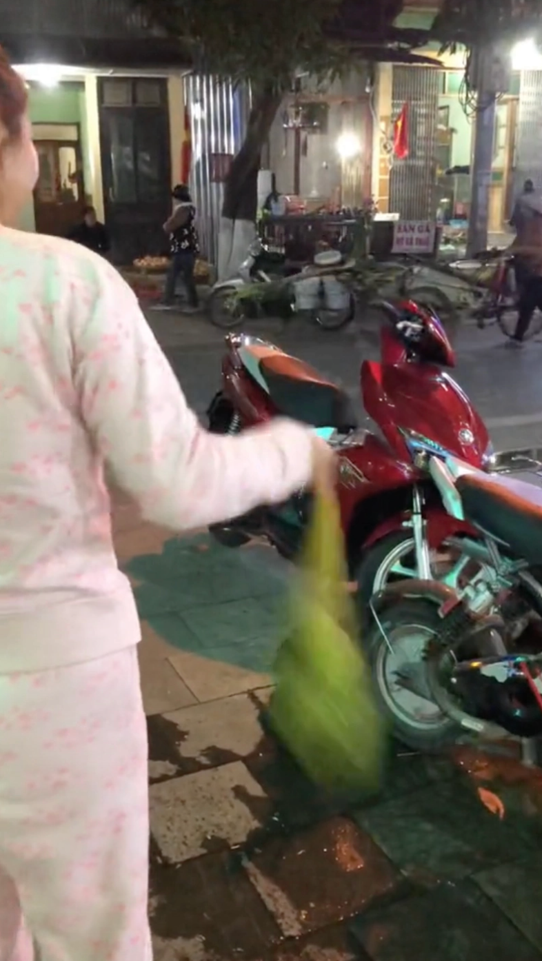 Sau đó, túm chặt miệng túi lưới rồi cứ thế vẩy thoải mái mà không lo bị rơi ra ngoài, cũng chẳng sợ đổ như khi dùng rổ.