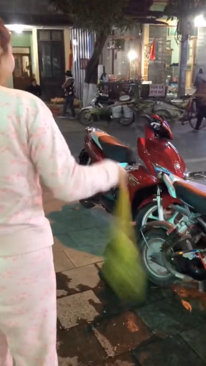 Sau đó, túm chặt miệng túi lưới rồi cứ thế vẩy thoải mái mà không lo bị rơi ra ngoài, cũng chẳng sợ đổ như khi dùng rổ.