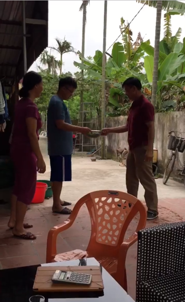 Mở đầu đoạn clip là người đàn ông trung tuổi thực hành cách vẩy rau và dậy chàng trai trẻ này từ cách đứng, cách cầm rổ sao cho đúng.