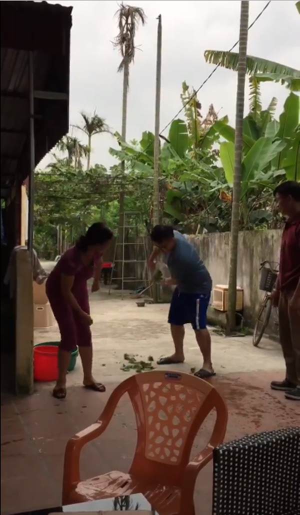 Cư dân mạng chứng kiến hình ảnh không khỏi bật cười thích thú trước hành động lóng ngóng, hài hước của anh chàng này. Vậy mới thấy việc nội trợ, hay cụ thể là vẩy rau sống không hề đơn giản. Ảnh: Tổng hợp