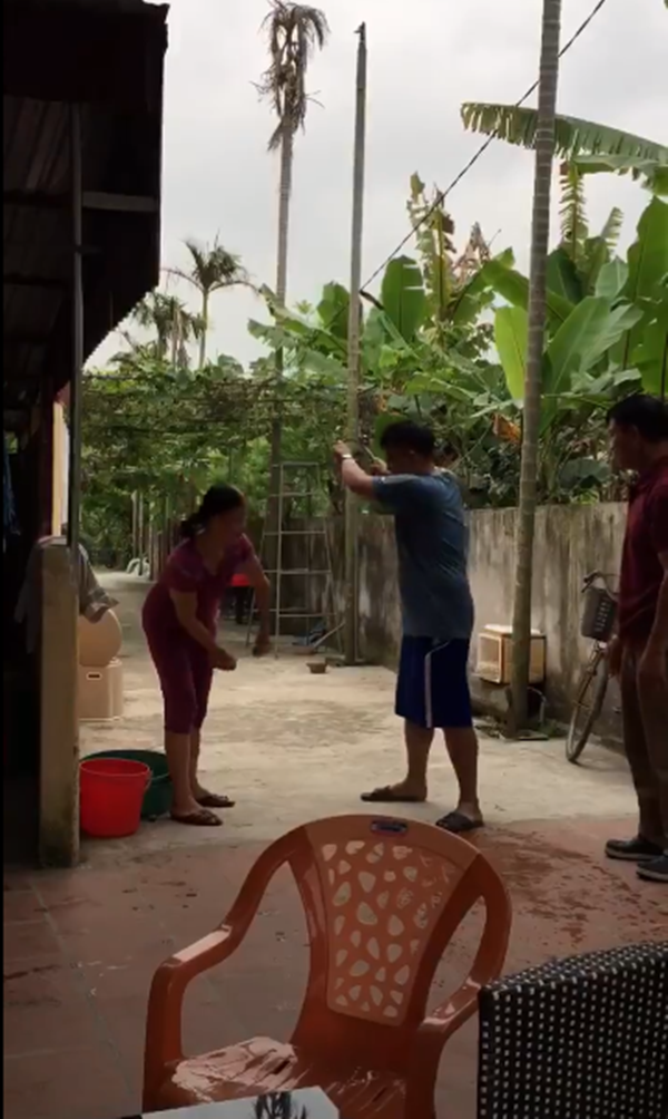 Sau khi được mọi người thị phạm, anh chàng bắt tay vào thực hành. Tưởng rằng sẽ “ăn ngay” thế nhưng nào ngờ, khi rổ rau được đưa lên vẩy nước thì toàn bộ số rau trong rổ bị rơi xuống đất.