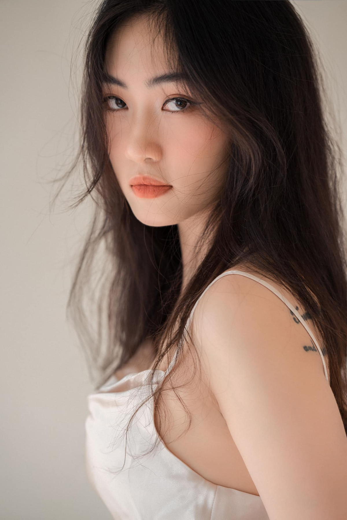 Ngắm nhìn hình ảnh thả dáng gợi cảm của Việt Hương cư dân mạng dành cho cô nhiều lời khen về ngoại hình và gọi cô là "hoa khôi bóng chuyền", "người đẹp bóng chuyền".