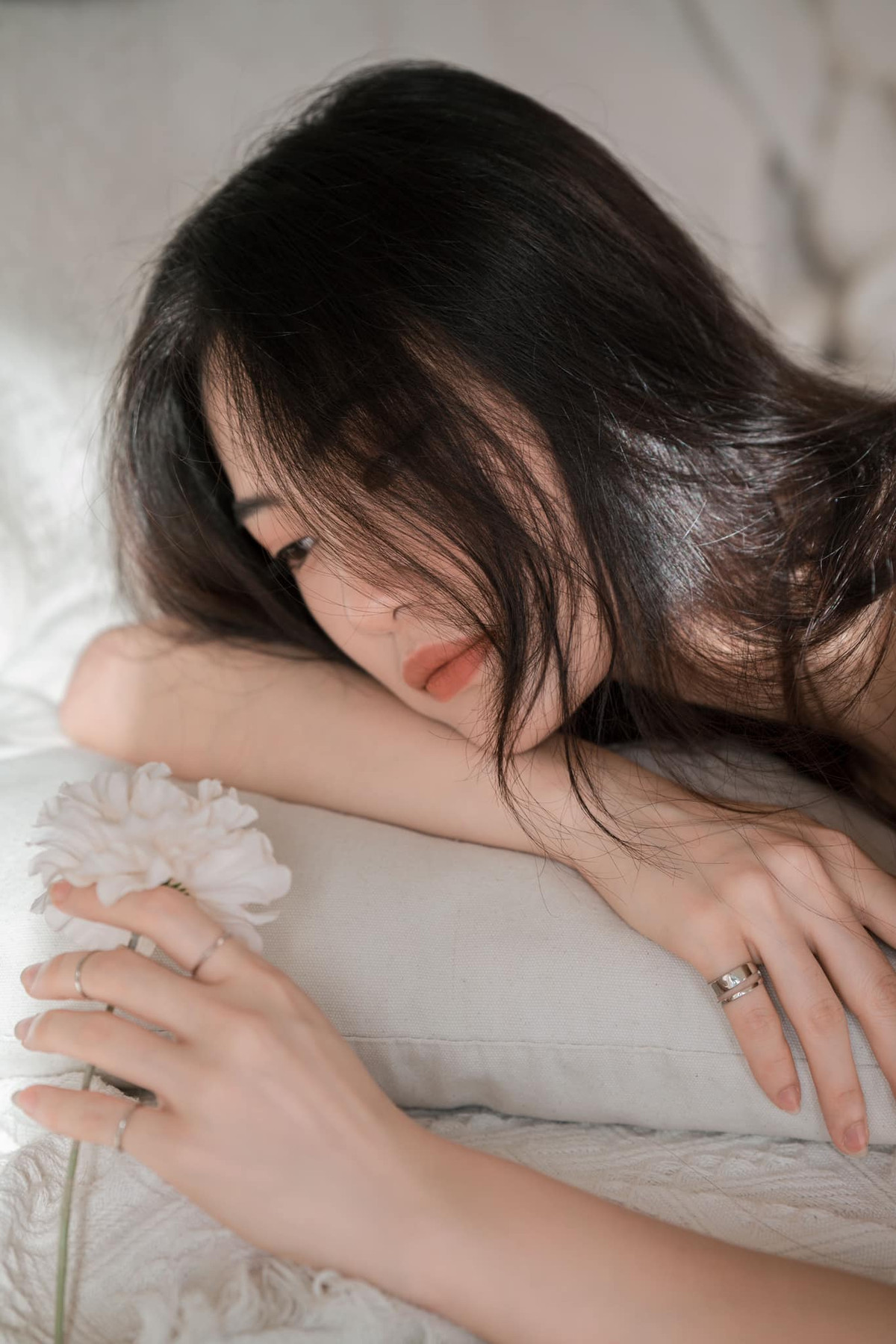 Thậm chí, đến cả báo chí Thái Lan cũng phải dành lời ngợi khen cho nhan sắc của Việt Hương với tiêu đề "Tiên nữ của đội tuyển bóng chuyền Việt Nam".