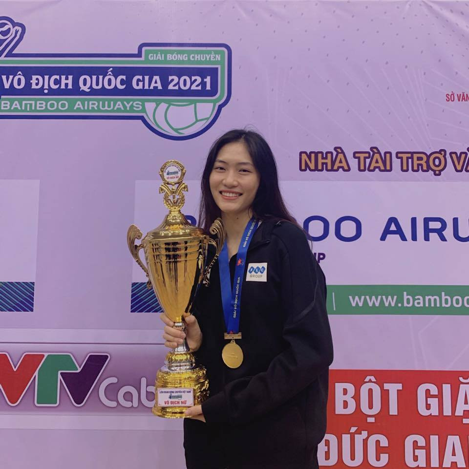 Trần Việt Hương là phụ công CLB bóng chuyền Bộ tư lệnh Thông tin và tuyển Việt Nam. Cô được đánh giá là một trong những đóa hồng tài năng và xinh đẹp hàng đầu làng thể thao Việt Nam.