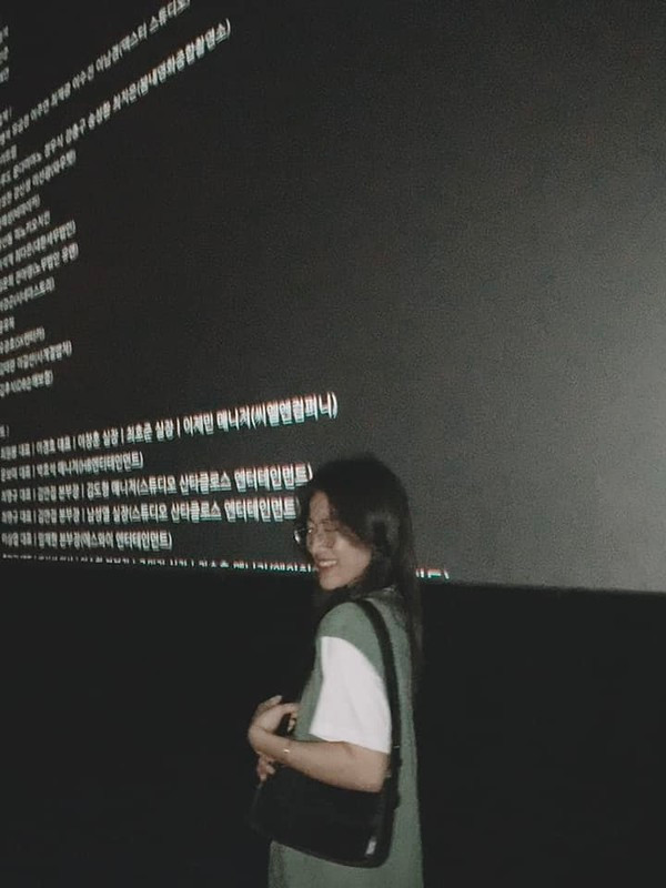 Chỉ cần diện trang phục đẹp, tạo dáng thật “xịn xò” cùng một người chụp ảnh có tâm là bạn đã có một bức ảnh cực xịn trong phòng chiếu phim với background không thể độc đáo hơn.