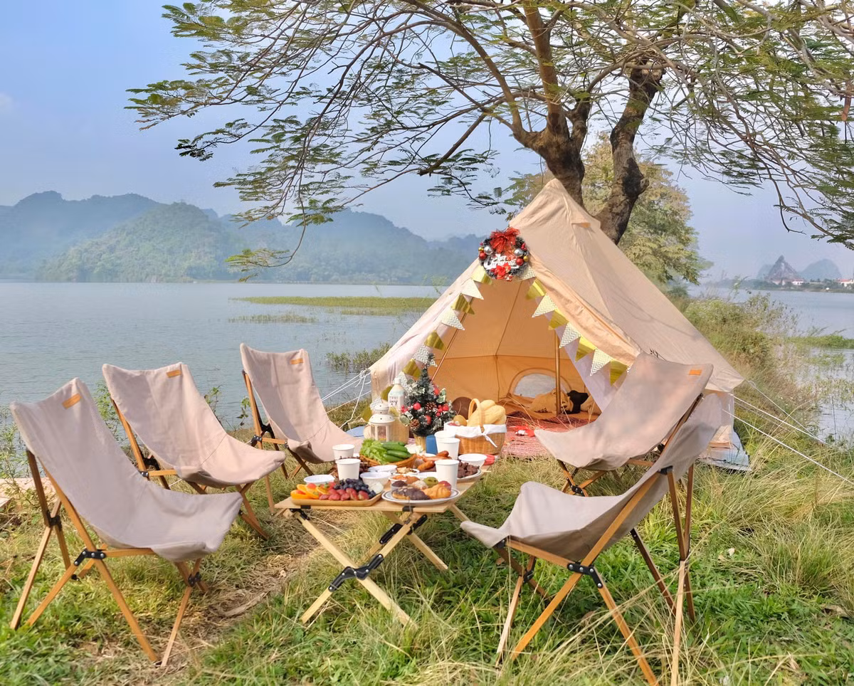 Đi chơi ở khách sạn, resort,...nhiều cũng chán, nhiều bạn trẻ cũng lựa chọn Hồ Quan Sơn thuộc huyện Mỹ Đức TP Hà Nội làm địa điểm cắm trại vào dịp cuối tuần. Hồ Quan Sơn cách thành phố HN khoảng 50km đường bằng phẳng dễ đi. Ảnh: Ngân Thương