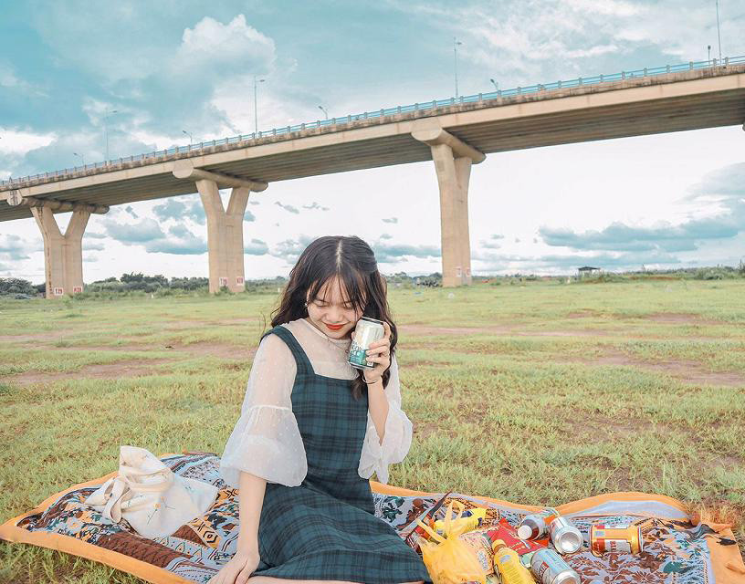 Chân cầu Vĩnh Tuy được coi là thiên đường cắm trại cho giới trẻ Thủ đô bởi vị trí đắc địa lại vô cùng thoáng mát. Ảnh: Internet