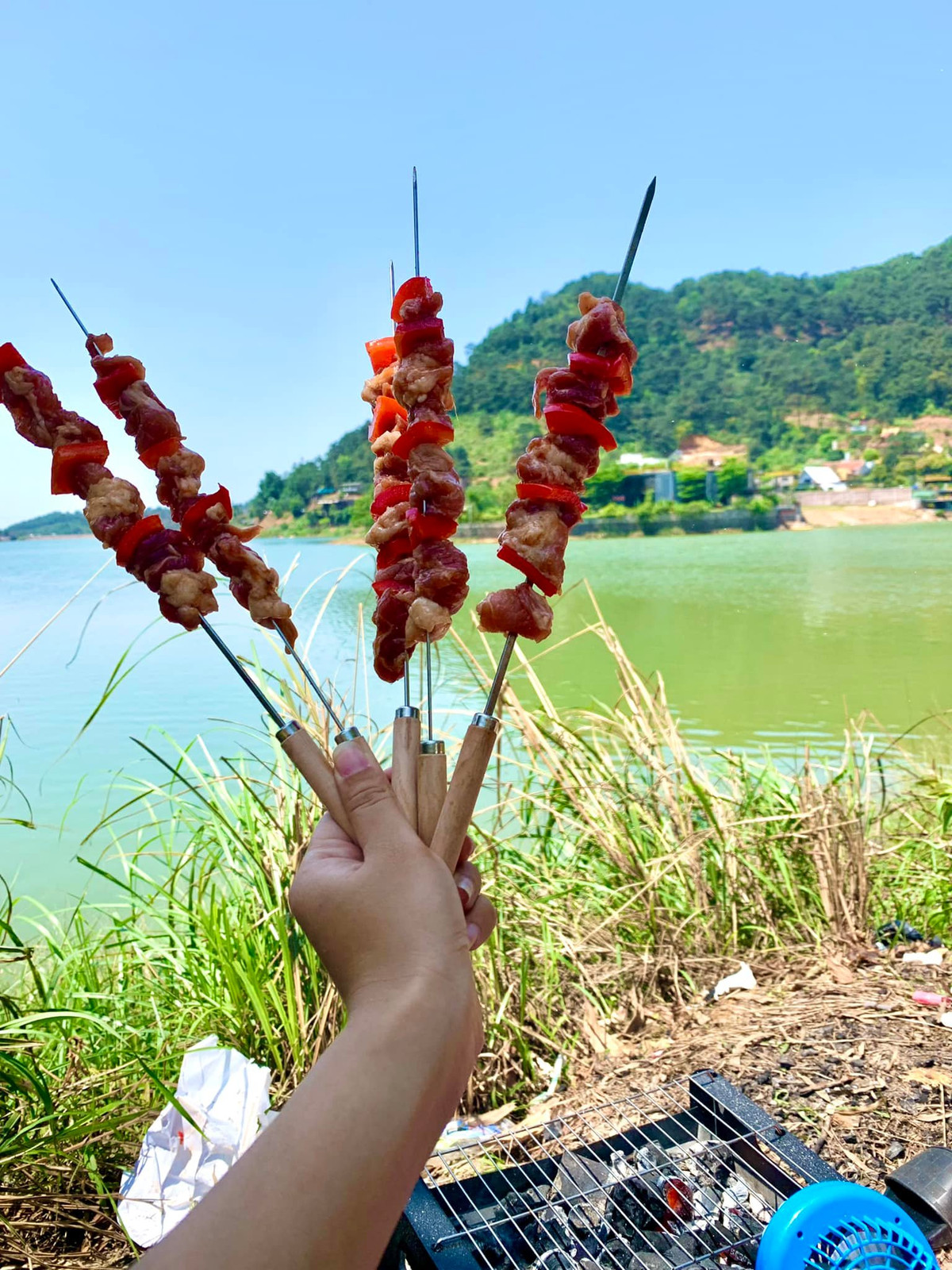 Tại hồ Đồng Đò còn có những góc sống ảo cực chất. Cảnh đẹp mây trời, núi non, hồ nước của hồ Đồng Đò thay đổi theo từng khoảnh khắc, từng mùa sẽ trở thành background hoàn hảo, view đắt giá cho nhiều người. Ảnh: Linh Tô