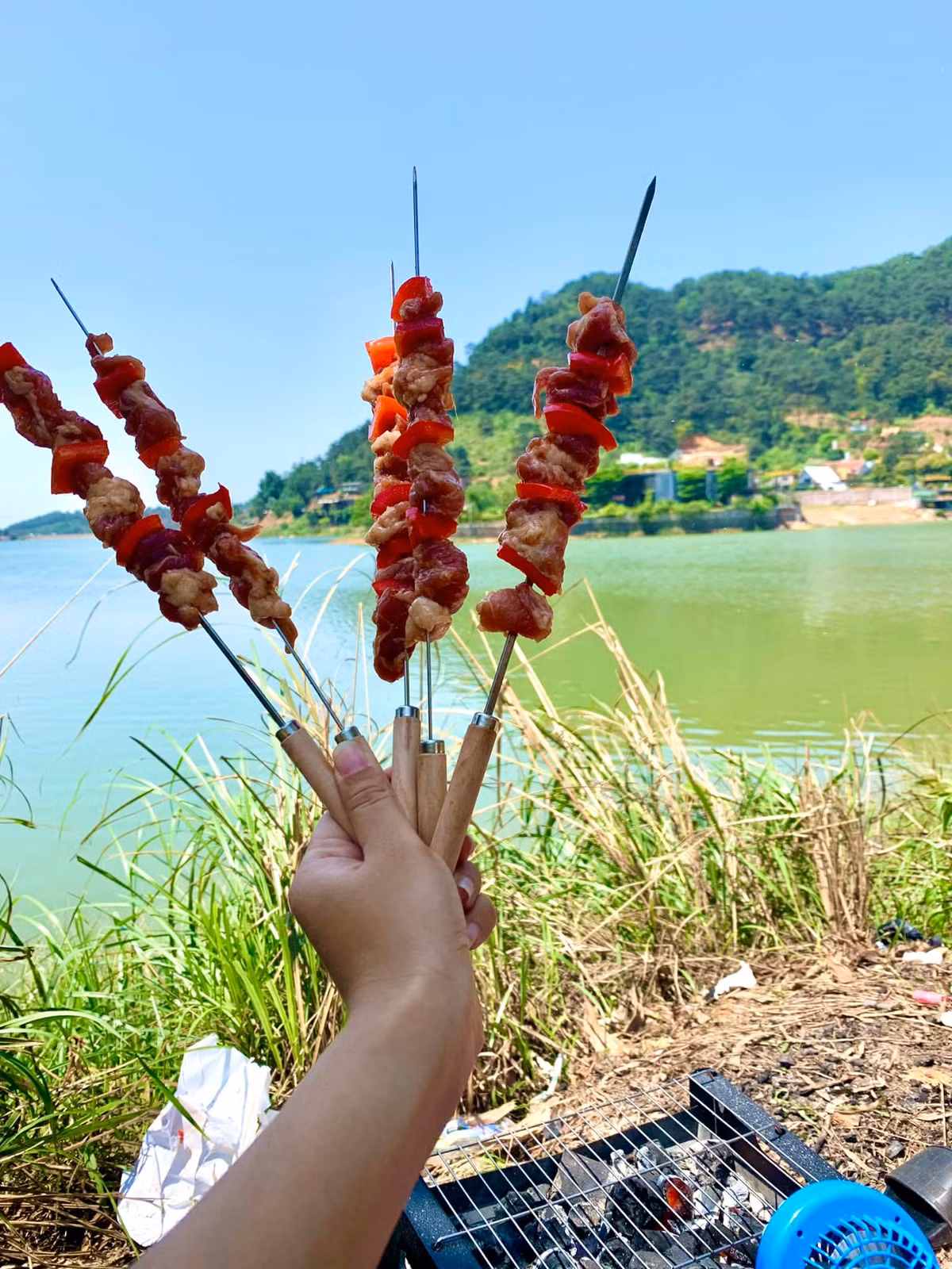 Tại hồ Đồng Đò còn có những góc sống ảo cực chất. Cảnh đẹp mây trời, núi non, hồ nước của hồ Đồng Đò thay đổi theo từng khoảnh khắc, từng mùa sẽ trở thành background hoàn hảo, view đắt giá cho nhiều người. Ảnh: Linh Tô