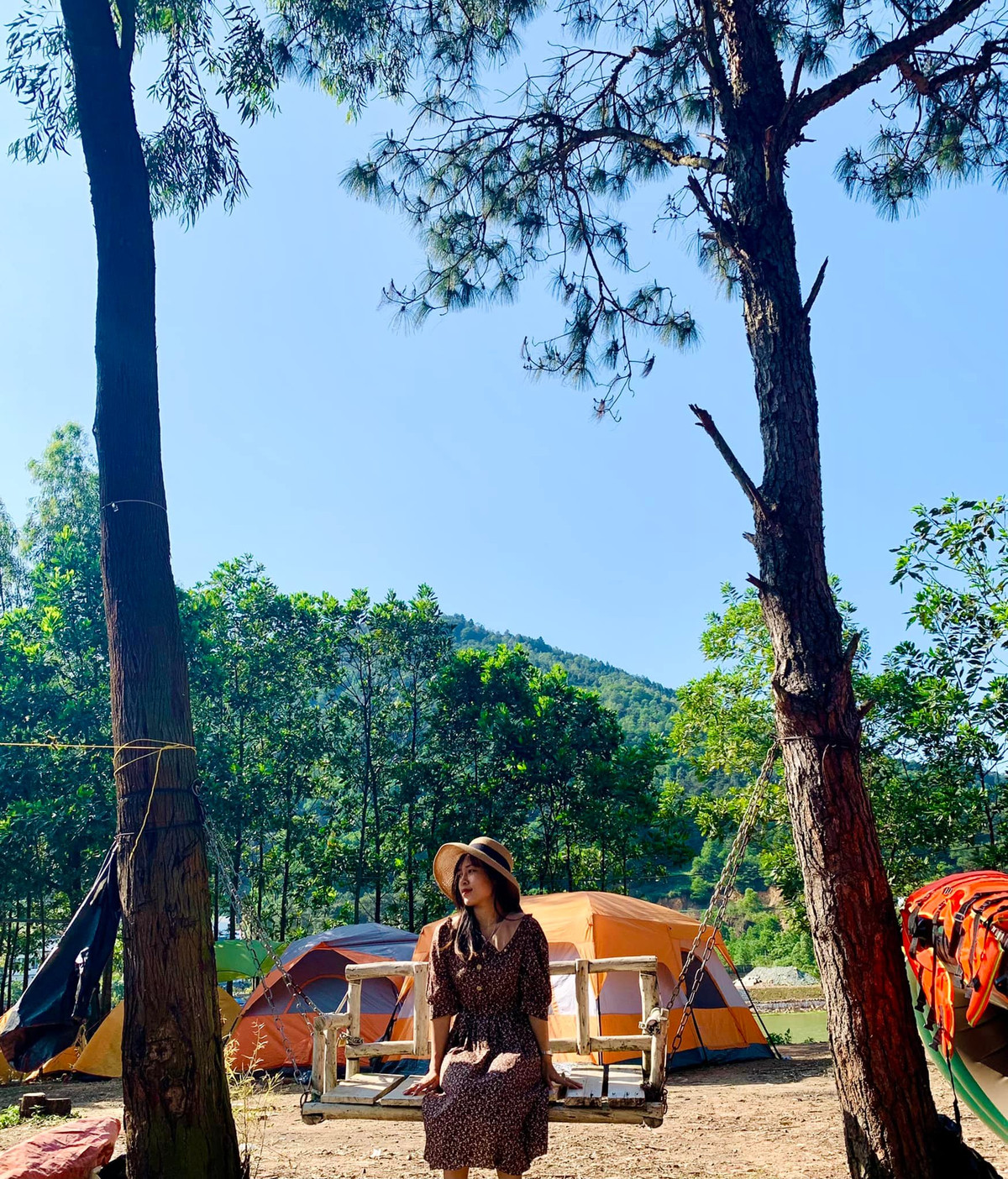 Tại đây có nhiều điểm địa hình thuận lợi, cảnh quan đẹp để dựng lều cắm trại. Là bãi cắm trại không thu phí nên thường rất đông du khách. Ảnh: Linh Tô