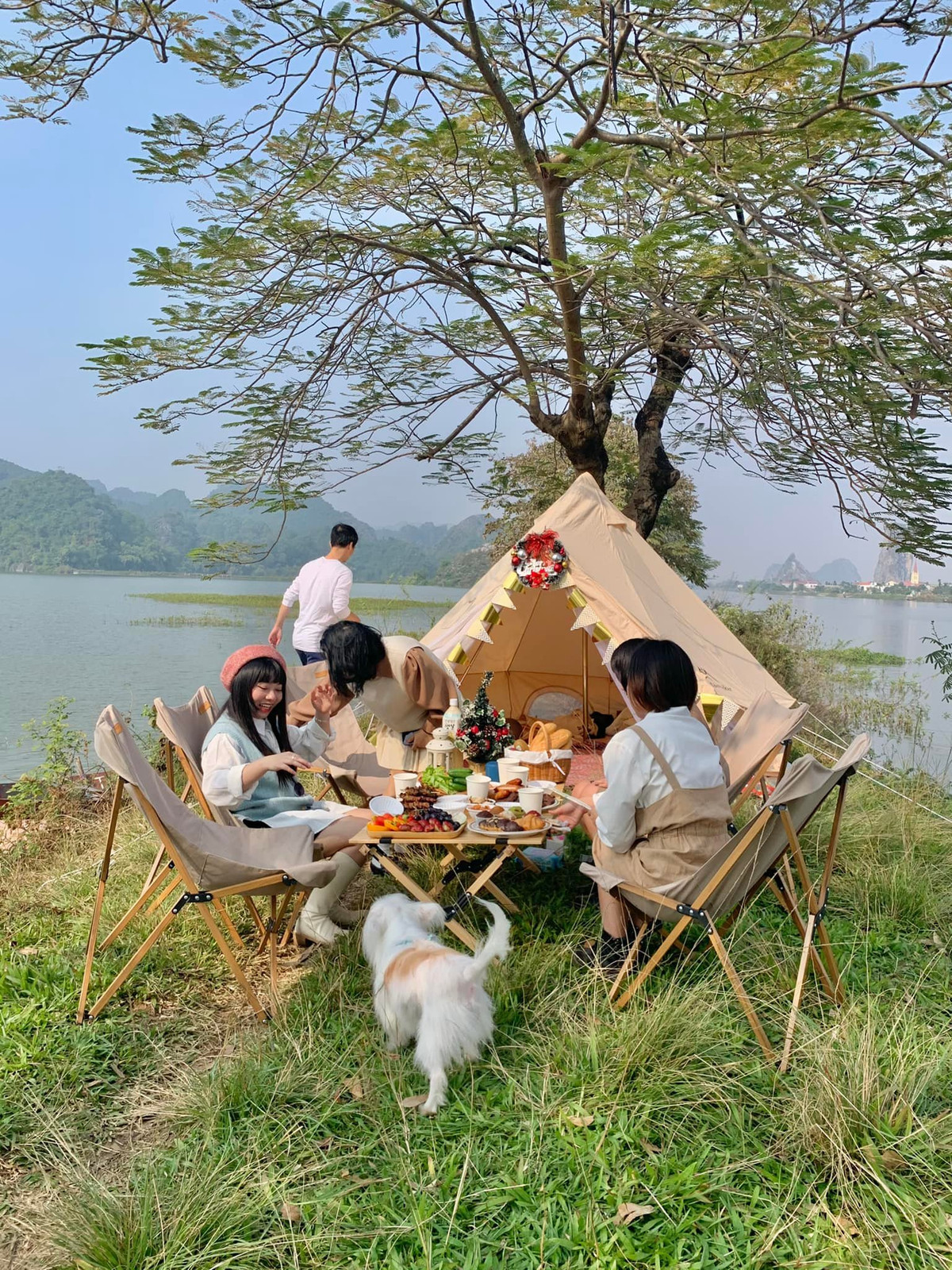 Thời điểm đẹp nhất để tham quan Hồ Quan Sơn chính là vào mùa hè khoảng giữa tháng 5 đến giữa tháng 6. Ảnh: Ngân Thương