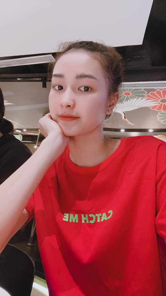 Với chiều cao lên đến 1m78 và làn da trắng muốt, Kim Thanh nổi bật trong những cô gái xinh đẹp của đội tuyển bóng chuyền nước nhà.