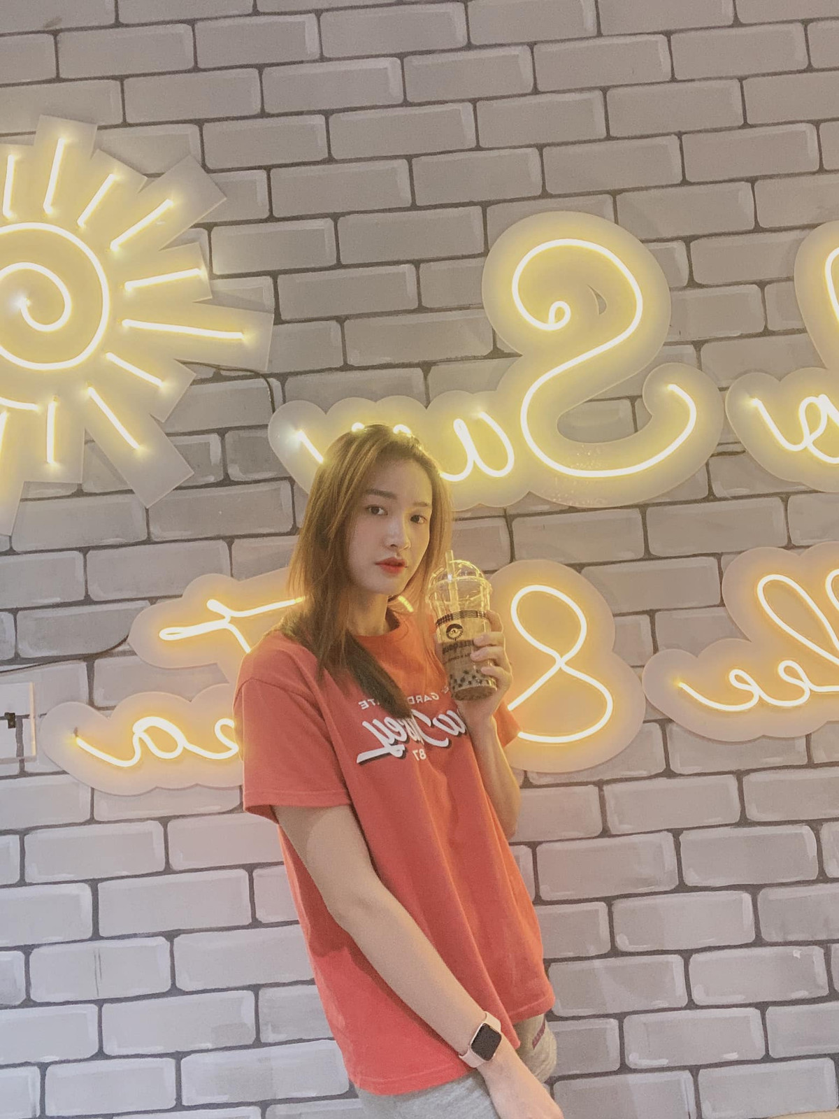 Ngắm nhìn những hình ảnh cô nàng đăng tải lên MXH, nhiều người hâm mộ khẳng định Kim Thanh xứng đáng là hot girl hàng đầu của bóng chuyền Việt Nam hiện nay.