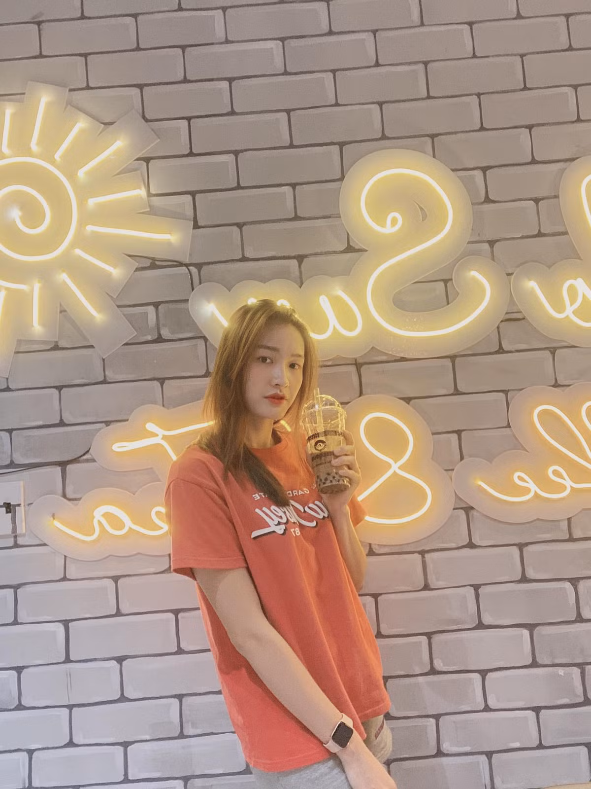 Ngắm nhìn những hình ảnh cô nàng đăng tải lên MXH, nhiều người hâm mộ khẳng định Kim Thanh xứng đáng là hot girl hàng đầu của bóng chuyền Việt Nam hiện nay.