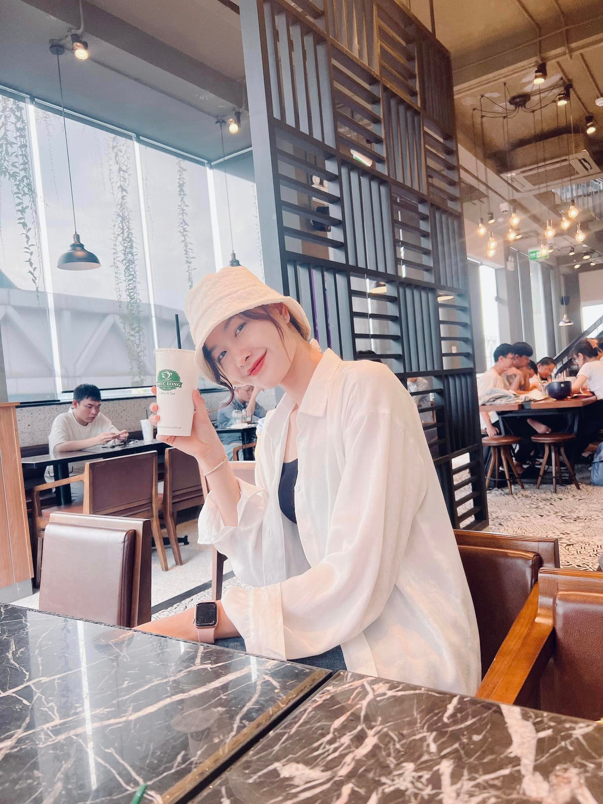 Chân dài bóng chuyền có chiều cao 1m78 thường chọn phong cách thời trang giản dị nhưng vẫn luôn toát lên sự trẻ trung, năng động. Ảnh: FBNV