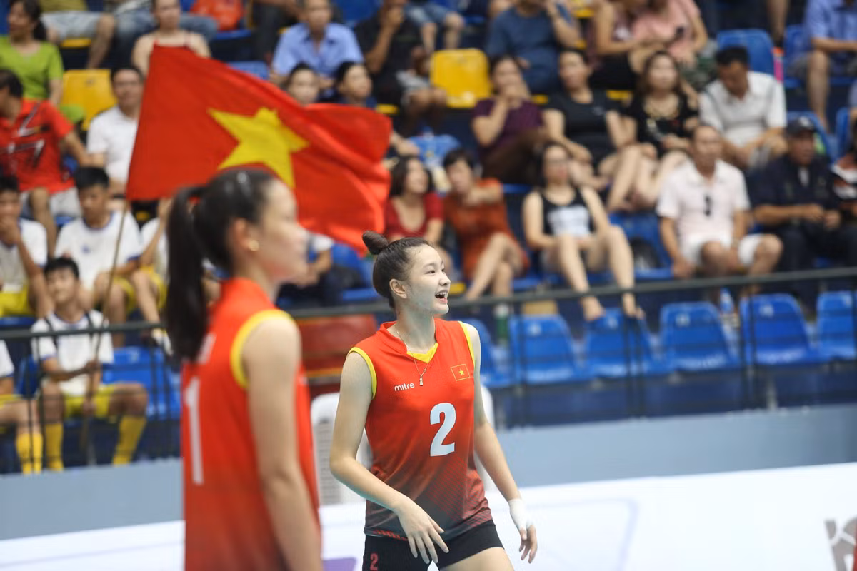 “Hoa khoi bong chuyen” Long An gay me voi dieu cuoi tit mat