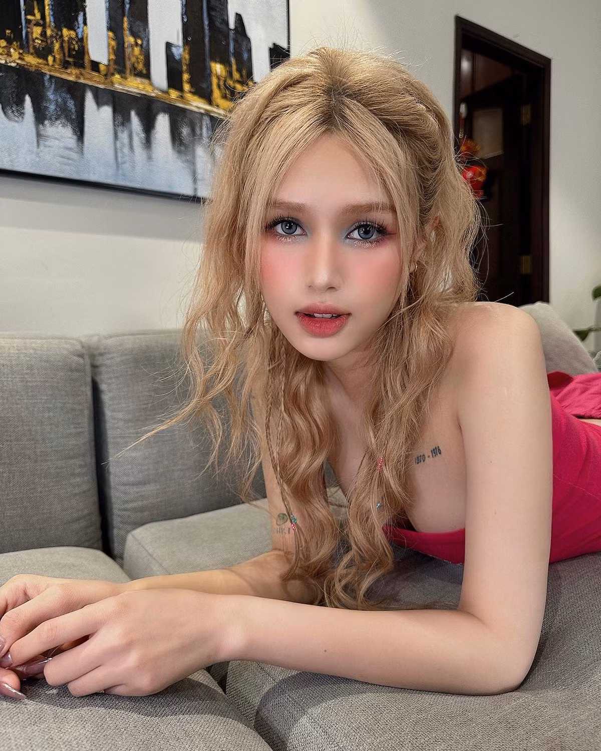 Dù là trong phong cách nào, Xoài Non cũng đều vô cùng nổi bật và cuốn hút.