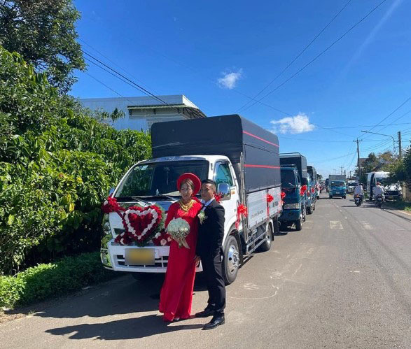 Việc rước dâu bằng xe tải không còn là hiếm gặp trong các đám cưới hiện đại. Trước đó cũng tại Lâm Đồng, một đám cưới cũng từng gây sốt khi chú rể đến rước cô dâu bằng 50 chiếc xe tải.