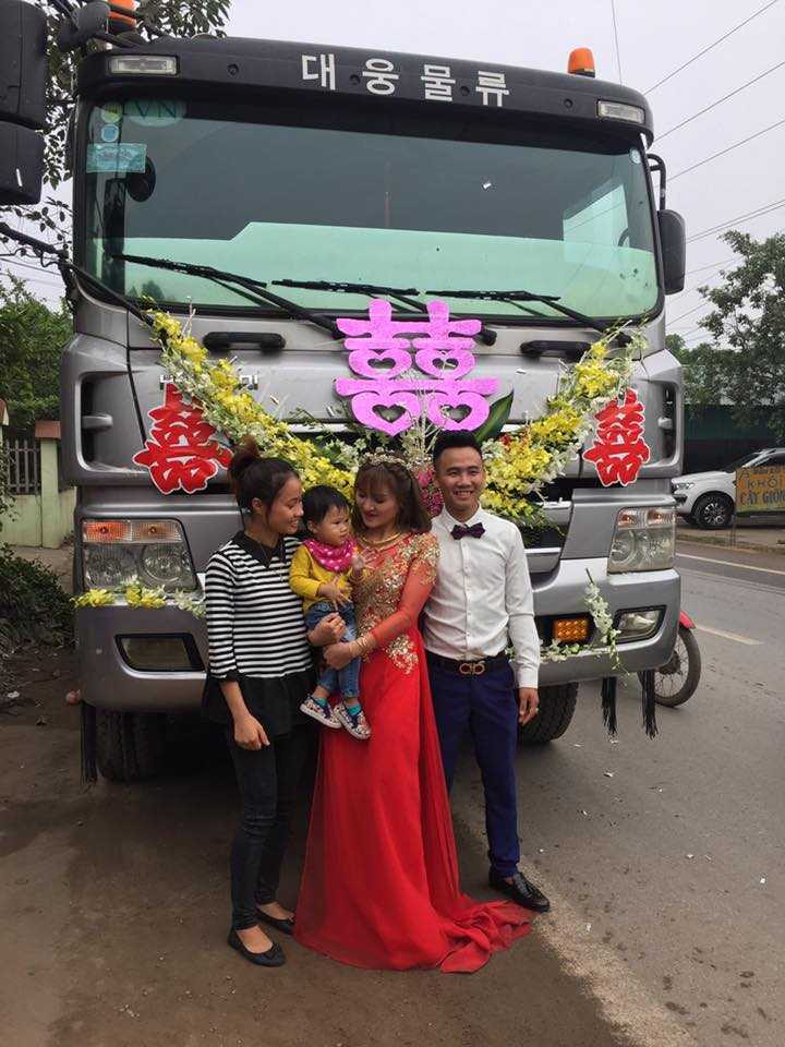 Trong đám cưới độc đáo này, nhà trai đã chuẩn bị một đội hình bê tráp với trang phục áo dài tím cách tân. Toàn bộ tráp lễ của đám cưới đều được nhà trai sắp xếp và đưa đi bằng xe tải hạng nặng Huyndai. Ảnh: Tổng hợp