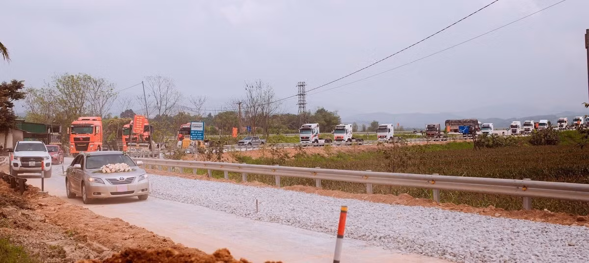 Anh Thành Nhân làm nghề lái xe đầu kéo tuyến Việt - Lào, sau nhiều đêm suy nghĩ anh đã có ý tưởng rước dâu độc đáo liên quan đến công việc mà mình đang làm. Ảnh: Tiền phong