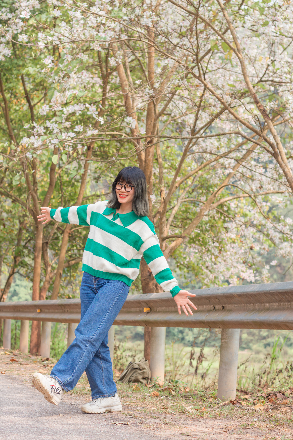 Khi đến đây du lịch Điện Biên vào thời gian này, bạn sẽ có dịp ngắm những rừng hoa ban đua nở. Ảnh: Yến Lee