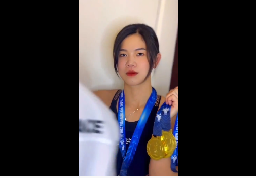 Khi người yêu cũ lướt qua cựu VĐV bơi lội lập tức xuất hiện với diện mạo xinh đẹp, chỉn chu trong bộ đồ thể thao gọn gàng, ôm sát cơ thể.