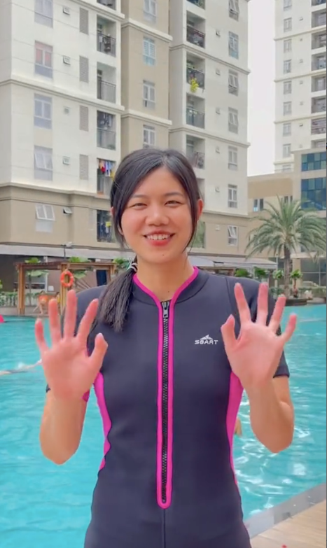 Ngoài ra khoảnh khắc Ánh Viên đeo trên cổ và cầm trên tay đến chục chiếc huy chương vàng khiến fans trầm trồ.