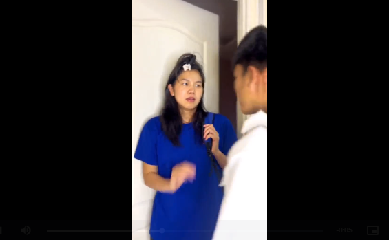 Mở đầu clip là một Ánh Viên trong tạo hình có phần quê mùa với mái tóc buông rối bời, kẹp tóc mái tạm bợ, áo phông xanh rộng cùng với túi đồ thể thao nặng trĩu trên vai.