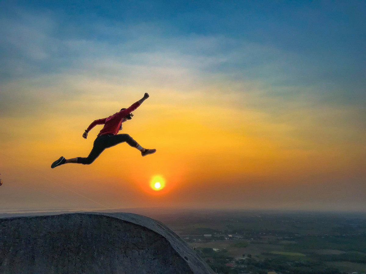 Trên đường trekking lên Bà Đen (Tây Ninh) cũng xuất hiện mỏm đá sống ảo tuyệt đẹp. Ảnh: Chung Quốc Thành