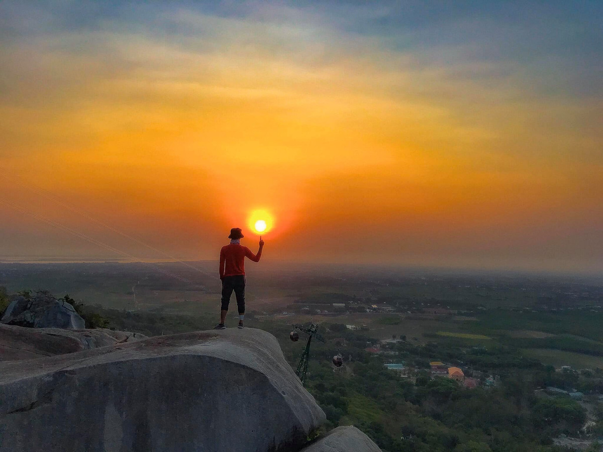 Một mỏm nằm trên đỉnh núi, mỏm còn lại có tên là “mỏm đá đầu rùa” nằm trên đoạn đường chùa leo xuống núi. Ảnh: Chung Quốc Thành