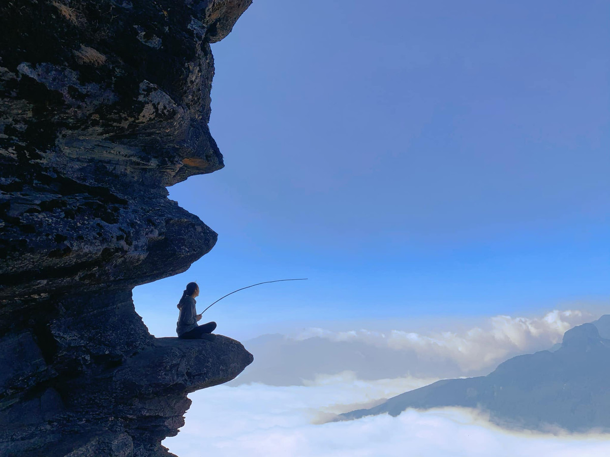 Đỉnh Lảo Thẩn là một trong những đỉnh leo núi vô cùng hot vì độ đẹp và độ dễ leo của nó, tại đây xuất hiện mỏm đá được người địa phương gọi đây là “sóng đá” bởi nó được tạo ra từ những vách đá, phiến đá cheo leo bên bờ vực. Ảnh: Hậu Nguyễn