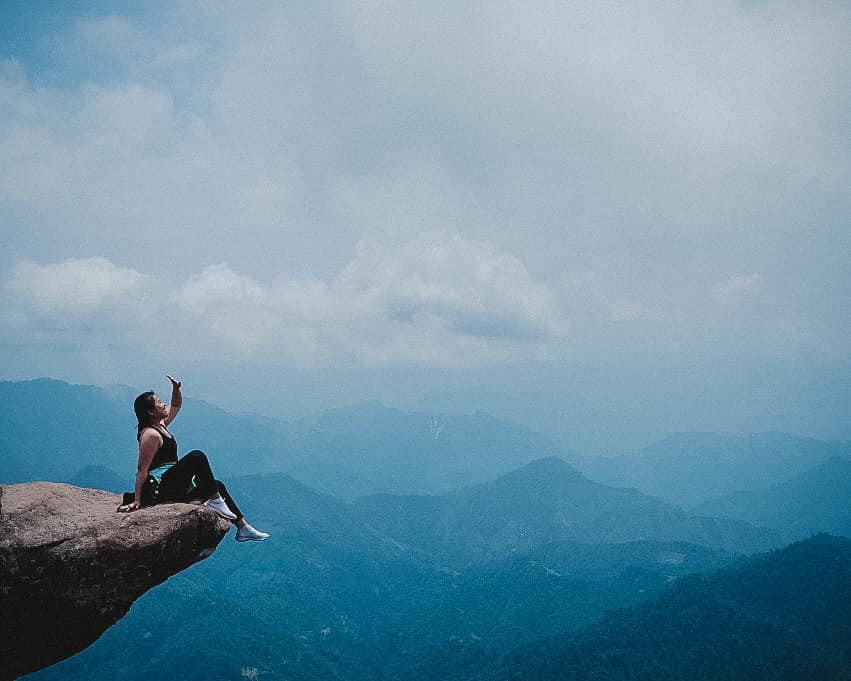 Đứng ở trên đỉnh Pha Luông, bạn sẽ quan sát được toàn bộ vẻ đẹp của Mộc Châu giữa mây trời lộng gió. Ảnh: Thảo Hiền