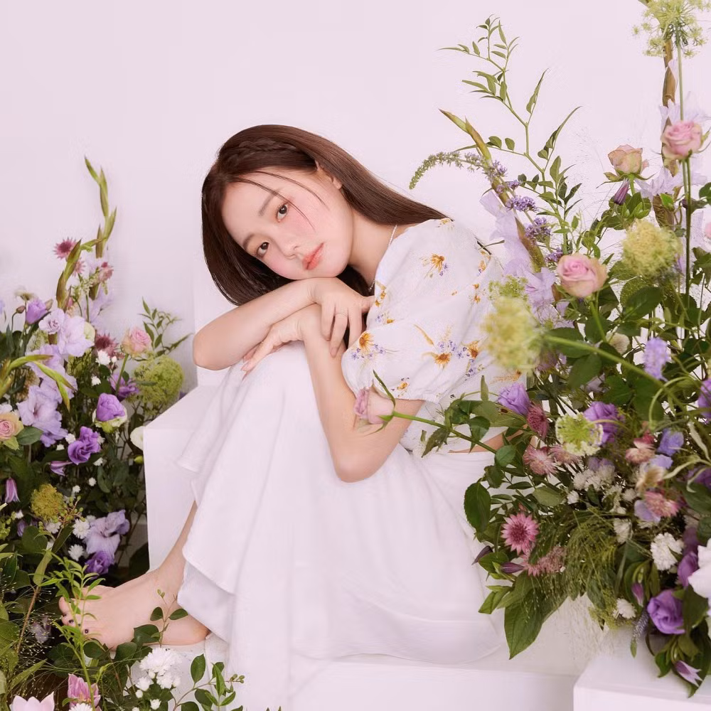 Với chiều cao 1,46 m cùng gương mặt bầu bĩnh, bà mẹ hai con thường xuyên được khen trẻ hơn tuổi thật.