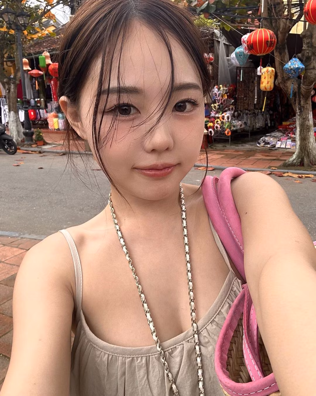 Cô được biết đến khi tham gia một số chương trình truyền hình. Sau đó, Hong Young Ki phát triển sự nghiệp kinh doanh, tập trung cho thương hiệu thời trang cá nhân.