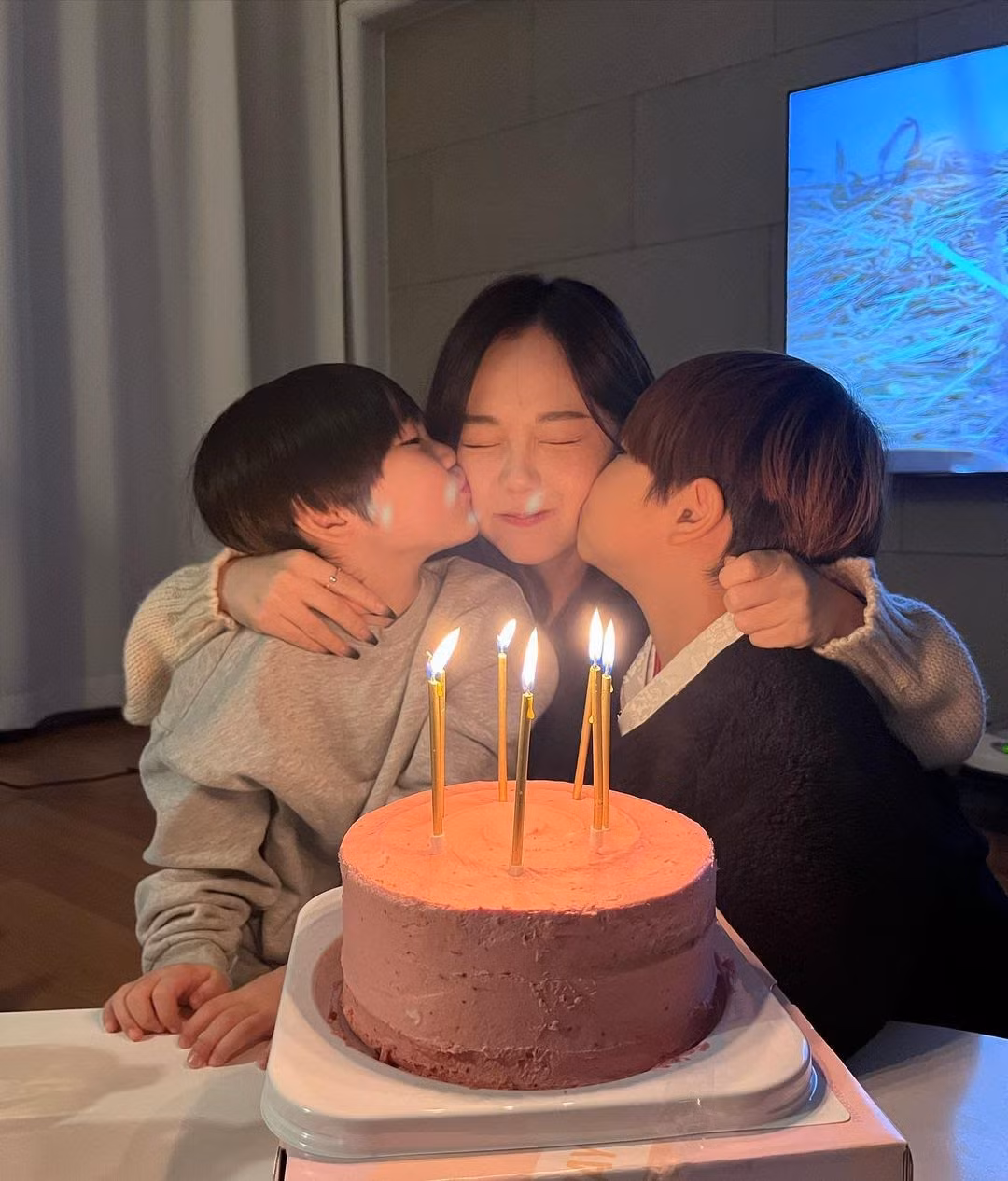 Hiện, Hong Young Ki được nhiều người ngưỡng mộ khi có cuộc sống viên mãn bên chồng và hai cậu con trai. Ảnh: IGNV